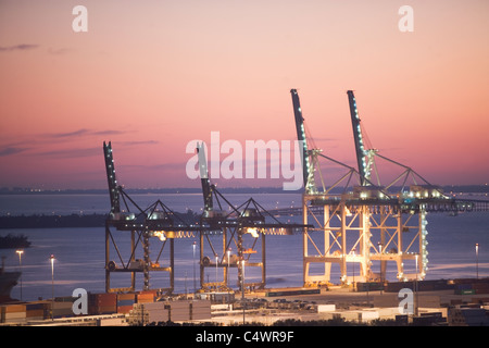 Stati Uniti d'America,Florida,Miami,dock commerciale al crepuscolo Foto Stock