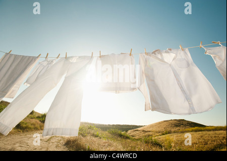Stati Uniti, California, Ladera Ranch, biancheria appesa stendibiancheria contro il cielo blu Foto Stock