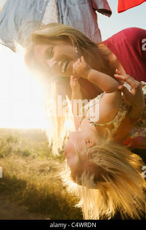 Stati Uniti d'America,California,Ladera Ranch,Madre giocando con la figlia (12-17 mesi) con servizio lavanderia su stendibiancheria in background Foto Stock