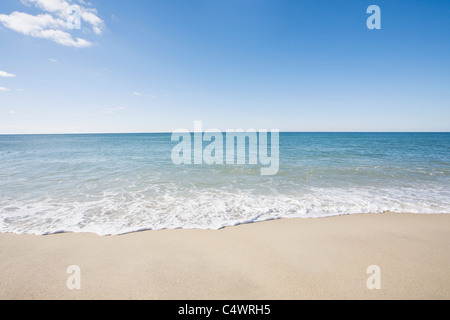 Stati Uniti d'America, Massachusetts, le onde a spiaggia sabbiosa Foto Stock