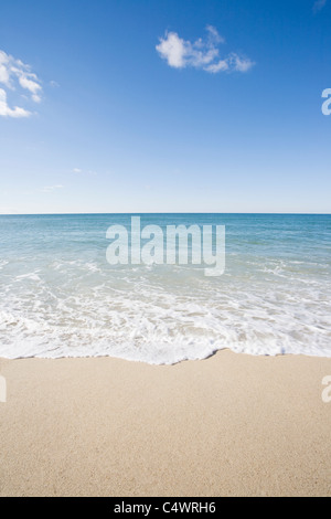 Stati Uniti d'America, Massachusetts, le onde a spiaggia sabbiosa Foto Stock