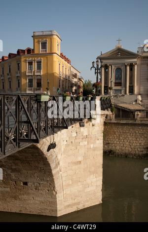 Puente Viejo - il vecchio ponte che attraversa il fiume Segura in Murcia con la Nuestra Señora de los Peligros Chiesa, Spagna Foto Stock