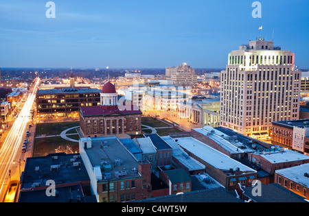 Stati Uniti d'America, Illinois, Springfield, città illuminata al crepuscolo Foto Stock