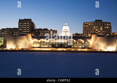 Stati Uniti d'America, Wisconsin, Madison, skyline della città sul Lago Monona di notte Foto Stock