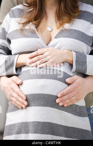 Stati Uniti d'America,California , Los Angeles,mani dell'uomo sulla donna incinta il ventre Foto Stock