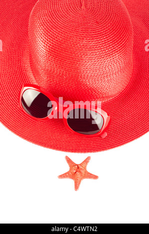 Donna colore rosso estate cappello di paglia, star-pesci e moderni occhiali da sole isolato su sfondo bianco Foto Stock