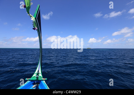 Dhoni barca si avvicina un isola deserta Foto Stock