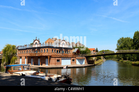 Boat House nel centro di Amiens, Francia. Sulla riva del fiume Somme. Foto Stock