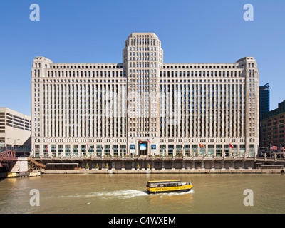 L'acqua taxi & Merchandise Mart merceologica, Chicago, Illinois Foto Stock