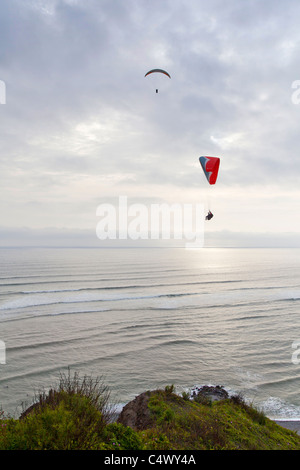 Parapendio oltre la costa in Miraflores Lima, Perù Foto Stock