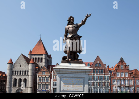 La statua di Christine de Lalaing, Eglise San Quintino chiesa, Grand Place de Tournai, provincia dell'Hainaut (Vallonia, Belgio, Europa Foto Stock