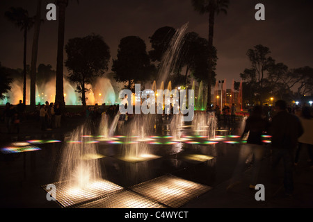 Le fontane e spettacolo di luci al Parque de la Reserva, Lima, Peru Foto Stock