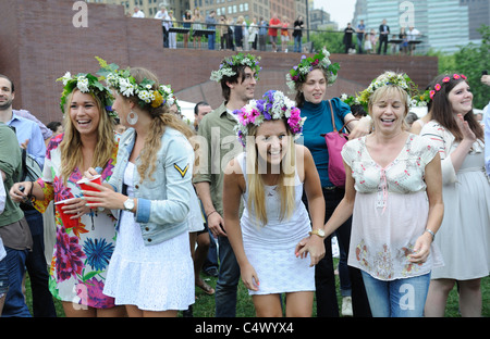 Un svedese annuale Festival di mezza estate avviene in Battery Park City, un quartiere di Lower Manhattan. Foto Stock