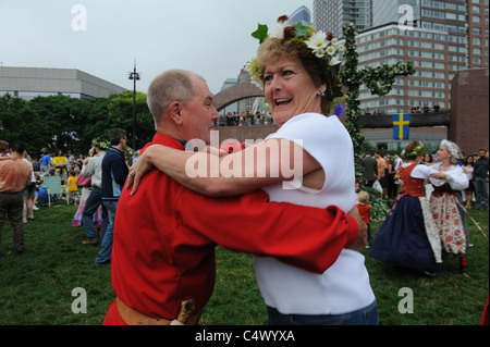 Un svedese annuale Festival di mezza estate avviene in Battery Park City, un quartiere di Lower Manhattan. Foto Stock