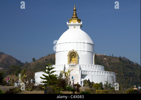 Stupa sulla cima di una montagna vicino a Pokhara, Regione Occidentale, Nepal Foto Stock