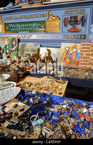 Mercato delle pulci, arte e antiquariato, negozio di seconda mano, popolare via Bergmannstrasse, Kreuzberg di Berlino, Germania, Europa Foto Stock