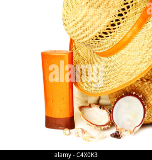 Elementi di spiaggia isolata su sfondo bianco immagine concettuale della vacanza estiva Foto Stock