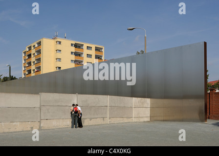 Memoriale del Muro di Berlino, un monumento da Kohlhoff + Kohlhoff con la sezione di originale muro di Berlino, Bernauer Strasse, Berlino, Germania Foto Stock