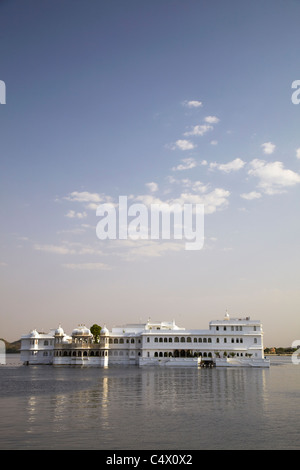 Lake Palace Hotel sul Lago Pichola, Udaipur, Rajasthan, India Foto Stock