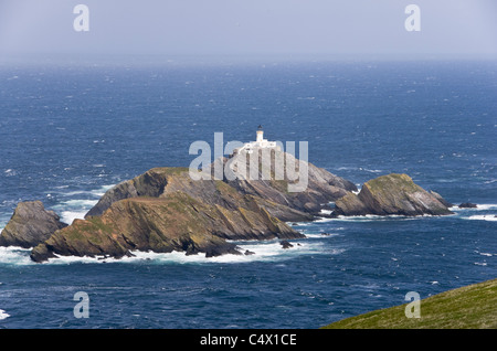 Unst, isole Shetland, Scotland, Regno Unito. Vista di sindrome di Muckle Flugga isole rocciose e la più settentrionale il faro in Gran Bretagna Foto Stock