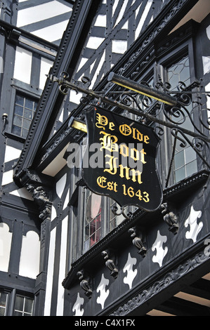 Xvii secolo' Ye Olde Boot Inn', Eastgate Street, Chester, Cheshire, Inghilterra, Regno Unito Foto Stock