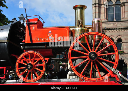 Antique motore fire sul display al di fuori del Municipio, Northgate Street, Chester, Cheshire, Inghilterra, Regno Unito Foto Stock