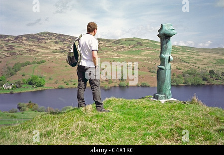 Rambler guardando di Moore "Crocifisso" scultura a Glenkiln Sculpture Park, Dumfries and Galloway, Scotland, Regno Unito modello rilasciato Foto Stock