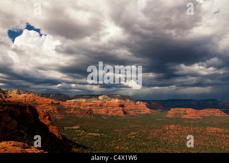 Panorama di drammatiche nuvole temporalesche in movimento attraverso il DOE Mountain Red Rocks di Sedona, in Arizona, Stati Uniti occidentali Foto Stock