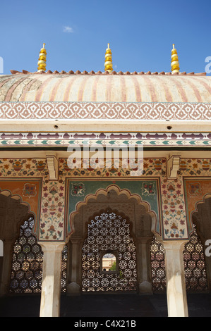 Dettagli del tetto di Ganesh Pol (Ganesh Gate) in Forte Amber, Jaipur, Rajasthan, India Foto Stock