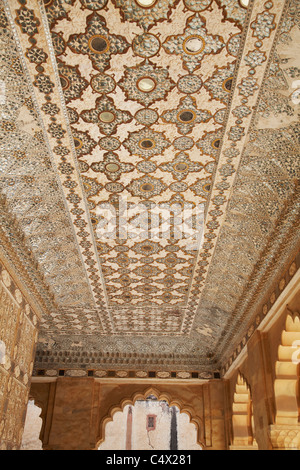 Soffitto di Sheesh Mahal (Mirror Palace) in Forte Amber, Jaipur, Rajasthan, India Foto Stock