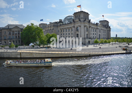 Il palazzo del Reichstag di Berlino, sede del parlamento tedesco, visto da Marie Elisabeth Lüders Haus. Vista sul fiume Sprea. Foto Stock