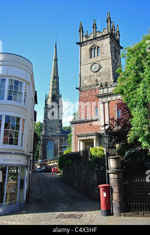 Pesce Street, la guglia di san Alkmund la Chiesa e la torre di St Julian's Chiesa, Shrewsbury, Shropshire, England, Regno Unito Foto Stock