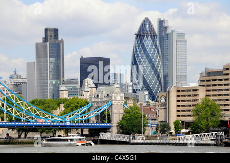 Il fiume Tamigi con la City of London skyline al di là Foto Stock