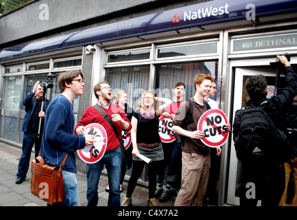 UKuncut anti-tagli azione al di fuori della NatWest a Tower Hamlets, protestando contro grandi bonus per la parte di proprietà pubblica bank. Foto Stock