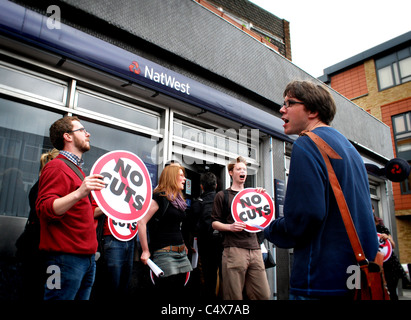 UKuncut anti-tagli azione al di fuori della NatWest a Tower Hamlets, protestando contro grandi bonus per la parte di proprietà pubblica bank. Foto Stock