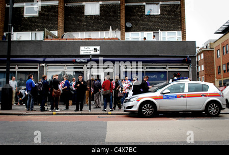 UKuncut anti-tagli azione al di fuori della NatWest a Tower Hamlets, protestando contro grandi bonus per la parte di proprietà pubblica bank. Foto Stock