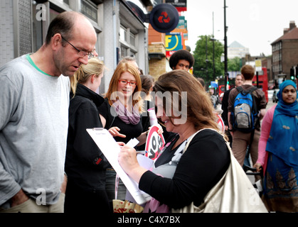 UKuncut anti-tagli azione al di fuori della NatWest a Tower Hamlets, protestando contro grandi bonus per la parte di proprietà pubblica bank. Foto Stock