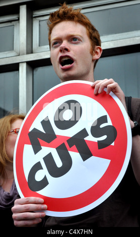 UKuncut anti-tagli azione al di fuori della NatWest a Tower Hamlets, protestando contro grandi bonus per la parte di proprietà pubblica bank. Foto Stock