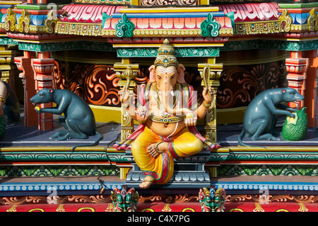 Colorate sculture su Sri Srinivasa Perumal Temple Singapore Foto Stock