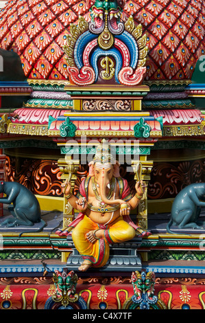 Colorate sculture su Sri Srinivasa Perumal Temple Singapore Foto Stock