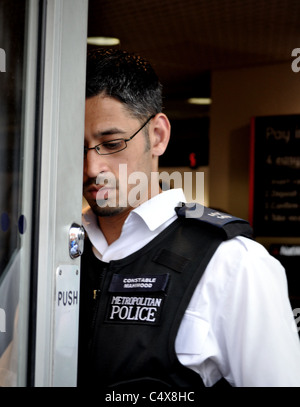 UKuncut anti-tagli azione al di fuori della NatWest a Tower Hamlets, protestando contro grandi bonus per la parte di proprietà pubblica bank. Foto Stock