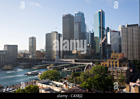 Parte della skyline di Sydney con Hotel Torri delle attività finanziarie e grattacieli nel centro di Sydney vicino al Circular Quay Australia Foto Stock