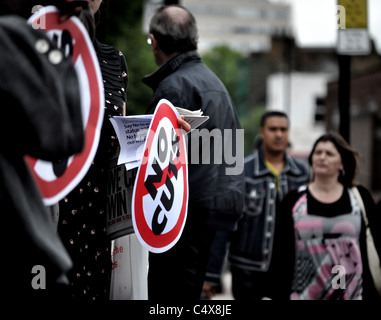 UKuncut anti-tagli azione al di fuori della NatWest a Tower Hamlets, protestando contro grandi bonus per la parte di proprietà pubblica bank. Foto Stock