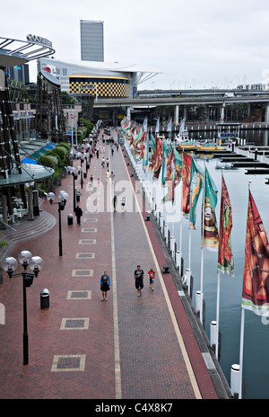 L'affascinante Cockle Bay Wharf con negozi e treno turistico a Darling Harbour Sydney New South Wales NSW Australia Foto Stock