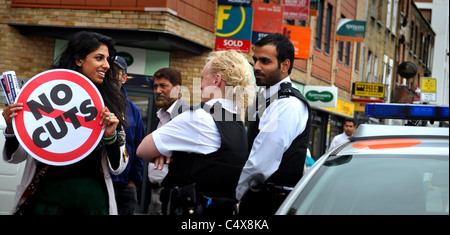 UKuncut anti-tagli azione al di fuori della NatWest a Tower Hamlets, protestando contro grandi bonus per la parte di proprietà pubblica bank. Foto Stock