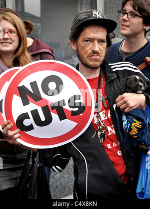 UKuncut anti-tagli azione al di fuori della NatWest a Tower Hamlets, protestando contro grandi bonus per la parte di proprietà pubblica bank. Foto Stock