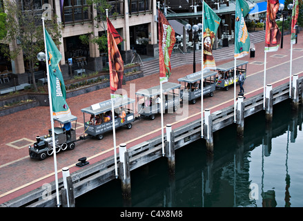 L'affascinante Cockle Bay Wharf con negozi e treno turistico a Darling Harbour Sydney New South Wales NSW Australia Foto Stock