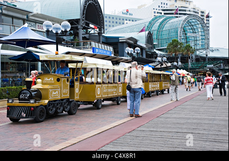 Harbourside Promenade ingresso e ampio Piazzale pavimentato con treno turistico a Darling Harbour Sydney New South Wales AUSTRALIA Foto Stock