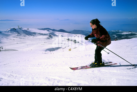 Un principiante a sciare sulle piste di Valeta sopra Pradollano stazione sciistica della Sierra Nevada, Spagna Foto Stock