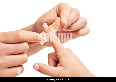 Persona di mettere un cerotto sul dito Foto Stock